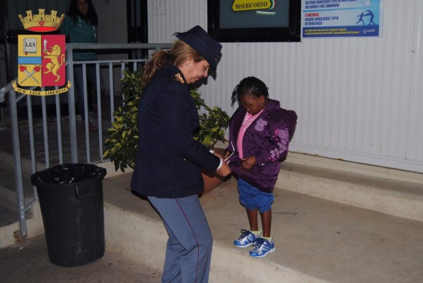 Oumoh, la niña que llegó sola a las costas de Italia