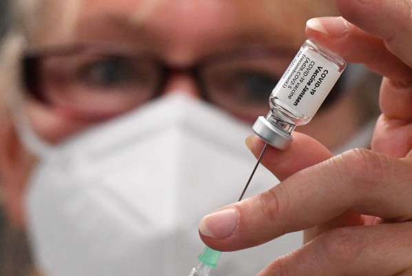 Las vacunas reducen en más del 70 % las hospitalizaciones, según un estudio