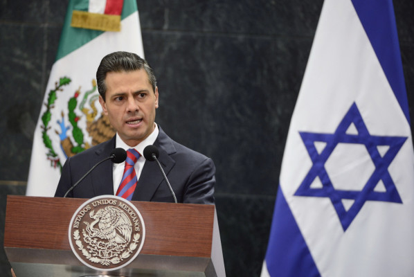 Peña Nieto defiende su primer año de gobierno