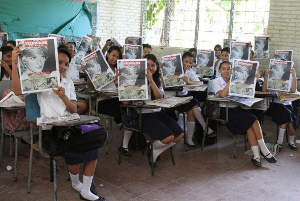 Jóvenes fascinados con fascículos de colección de LA PRENSA