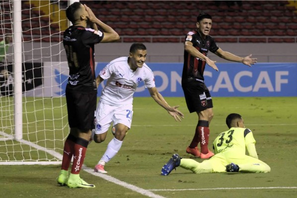 Roger Rojas celebrando su gol marcado al Alajuelense. Foto EFE