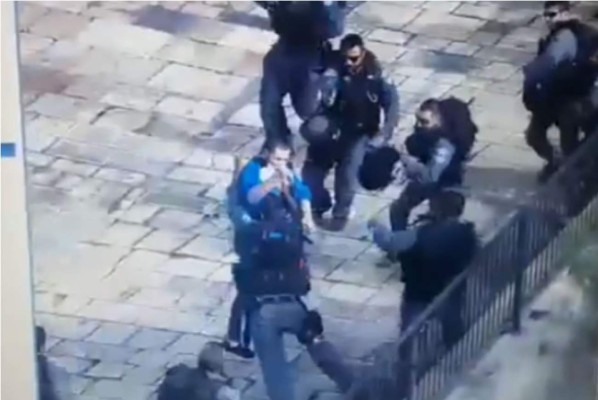 Jerusalén: Así apuñaló un terrorista árabe a tres policías israelíes