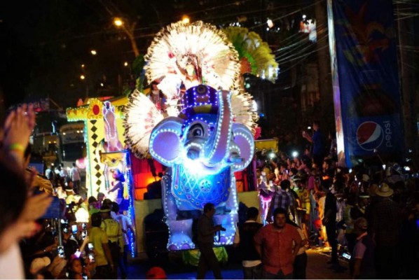 Cinco comparsas y 17 carrozas engalanarán hoy el desfile de carnaval