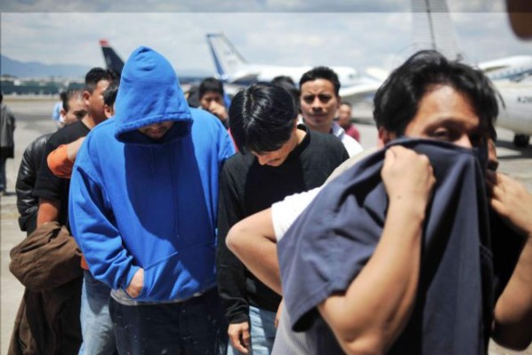 Unas 800 personas fueron deportadas por avión desde México este año