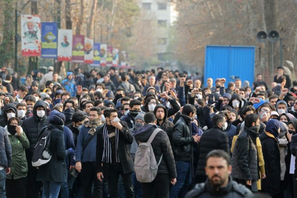 Irán arresta a varias personas por el derribo del avión, que genera protestas