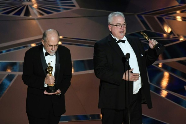 Sound editors Alex Gibson (R) and Richard King deliver a speech after they won the Oscar for Best Sound Editing 'Dunkirk' during the 90th Annual Academy Awards show on March 4, 2018 in Hollywood, California. / AFP PHOTO / Mark RALSTON