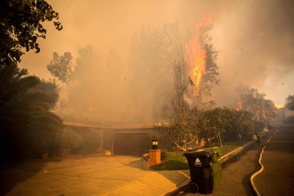 Incendios en Los Ángeles arrasan varias casas de ricos y famosos