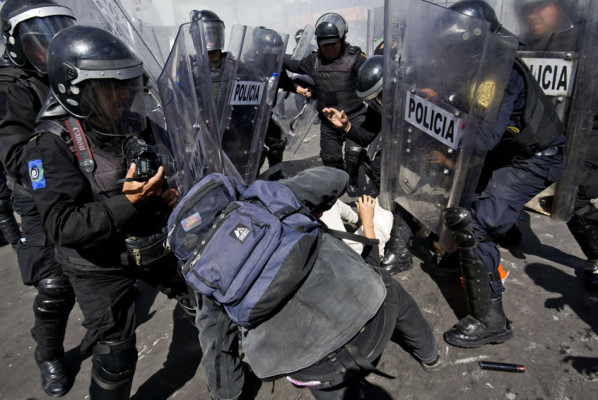 Miles de policías bloquean llegada de manifestantes al Congreso de México