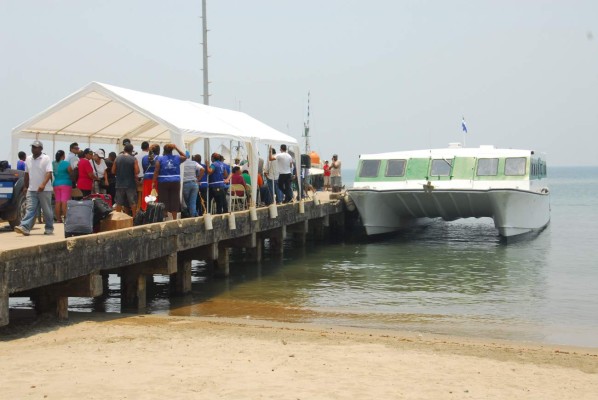 Con el primer viaje de ferry a Trujillo empieza ruta del Delfín