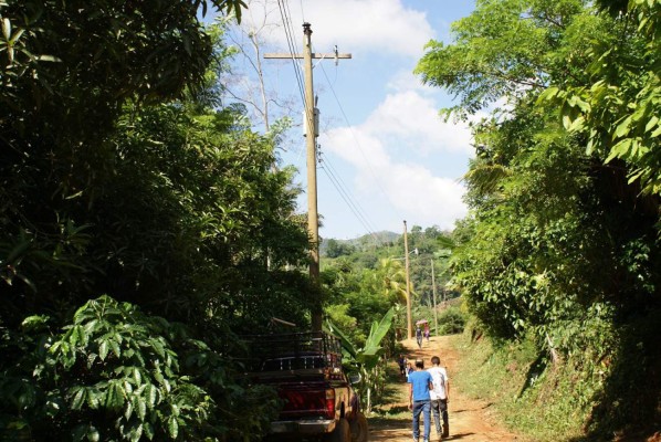 Instalan energía eléctrica en 12 aldeas de Copán y Ocotepeque