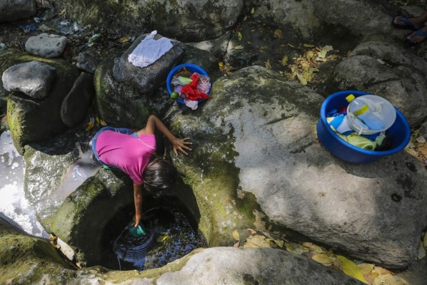 En Nicaragua buscan agua hasta debajo de las piedras por sequía
