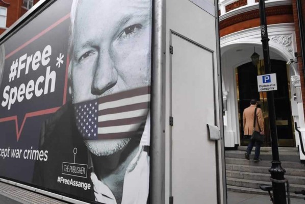 Assange permanecerá en prisión a la espera del juicio de extradición a EEUU