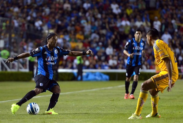 Video: Ronaldinho falla un penal en su debut con el Querétaro