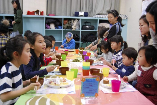 Al salir de clase y aún cargados con sus mochilas, decenas de colegiales acuden en la periferia de Tokio a un comedor que sirve cenas gratis a quienes no pueden permitírselas, una escena cada vez más habitual en el aparentemente próspero Japón. EFE