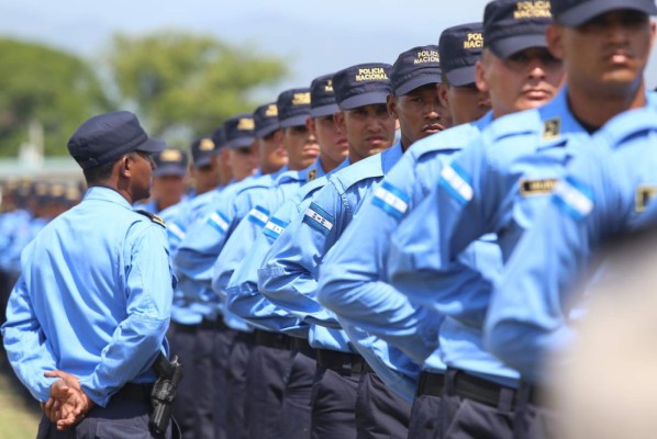 Más de 300 policías se van en la primera depuración de 2017