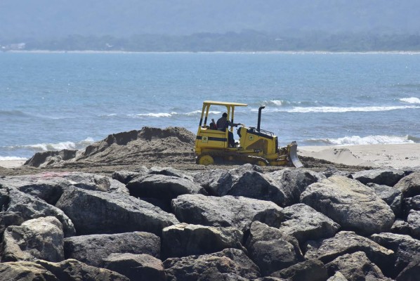 Invierten L35 millones en dragar muelle, pero siguen los problemas