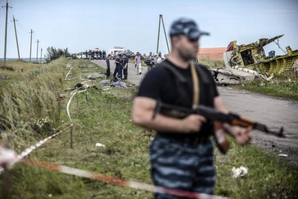 Hallan restos de misil ruso donde cayó vuelo MH17 en Ucrania