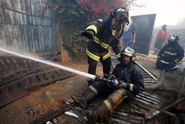 Chile: Evacuación masiva en Valparaíso, incendio se reactiva