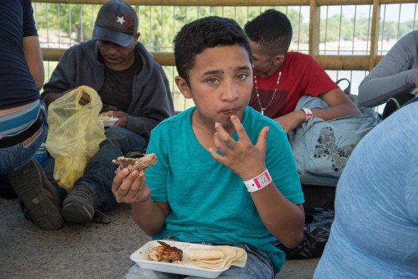 Ponen pulseras a migrantes de nueva caravana para tramitar acceso a MéxicoSuchiate.