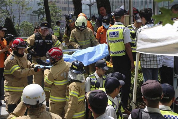 Un hombre se prendió fuego a lo bonzo hoy ante la embajada de Japón en Seúl, tras una marcha en la que un millar de personas protestaron frente a la representación nipona por el uso de esclavas sexuales coreanas por las tropas niponas en el pasado. EFE