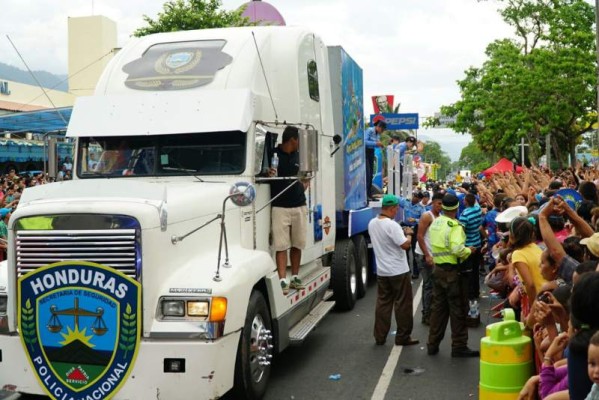 La Policía Nacional también participó con un carroza que hizo alusión a la denuncia y a la paz.