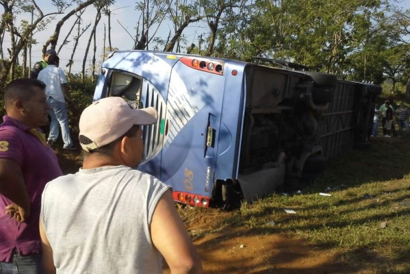 Volcamiento de bus deja 7 heridos en Santa Cruz de Yojoa