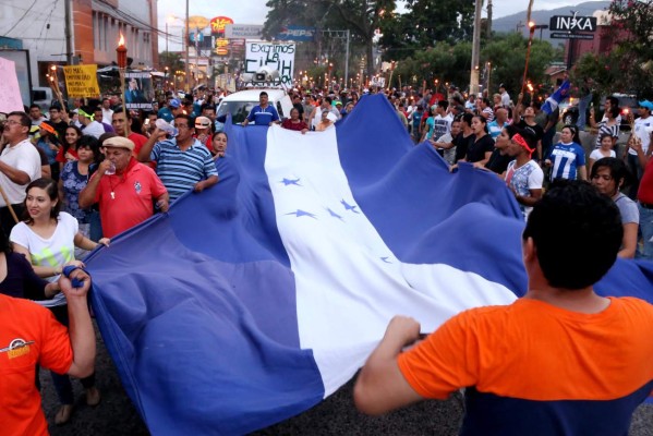 Indignados realizan séptima marcha de las antorchas hasta la Unah-vs