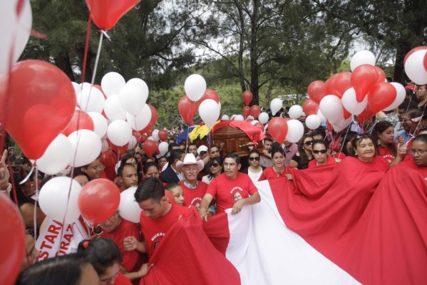 Con flores y elevando globos dieron último adiós a Marco Antonio Andino