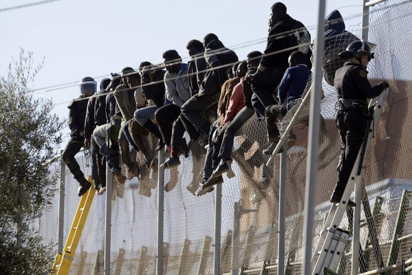 Muere un inmigrante en España tras salto masivo en la frontera con Marruecos