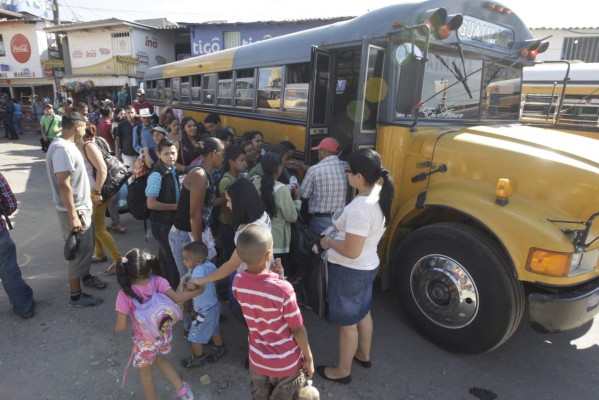 Aumenta éxodo de viajeros desde terminales de buses de San Pedro Sula