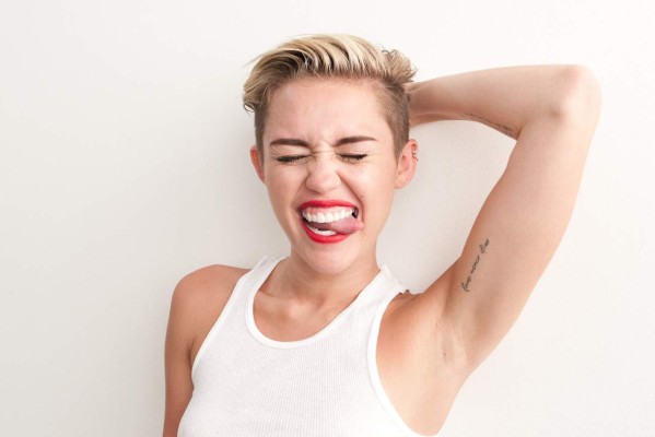 Miley Cyrus extraña el vello de sus axilas