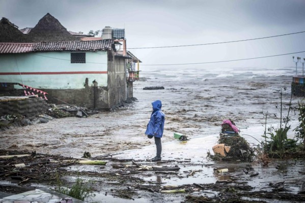 Masachapa, Nicaragua. 05/10/2017. El desborde del rio Masachapa provoco inundaciones y evacuacion de 18 familias del barrio El Astillero y destruyo severamente el Mirador recien construido y que aun no se ha inagurado. Oscar Navarrete/ LA PRENSA.