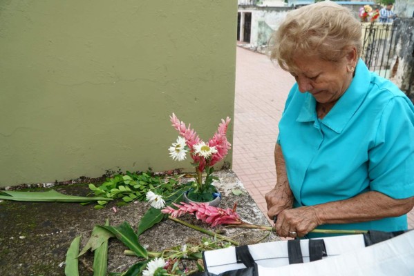 Abarrotan cementerios por el día de difuntos