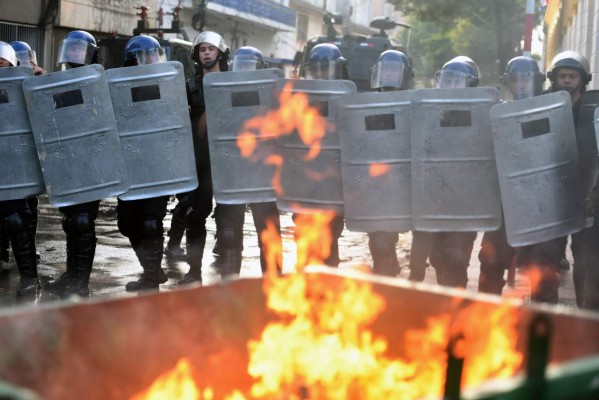 Hay disturbios en Paraguay tras aprobarse la reelección presidencial