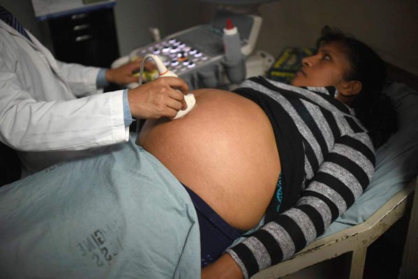 Congresistas de EUA critican que endurezcan penas por aborto en El Salvador  