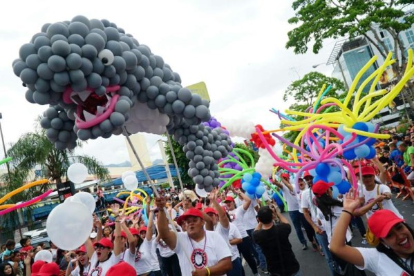 Las figuras gigantes de globos representando animales fueron la sensación durante el desfile.