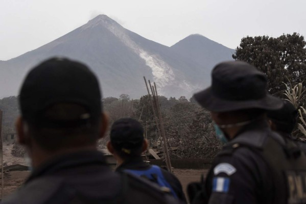 Volcán de fuego vuelve a entrar en erupción en Guatemala