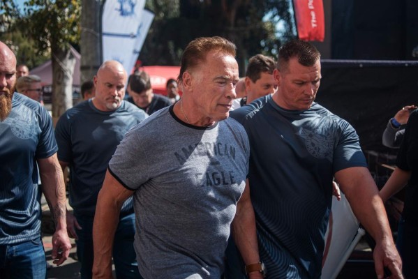 Video: Arnold Schwarzenegger es atacado con una patada voladora
