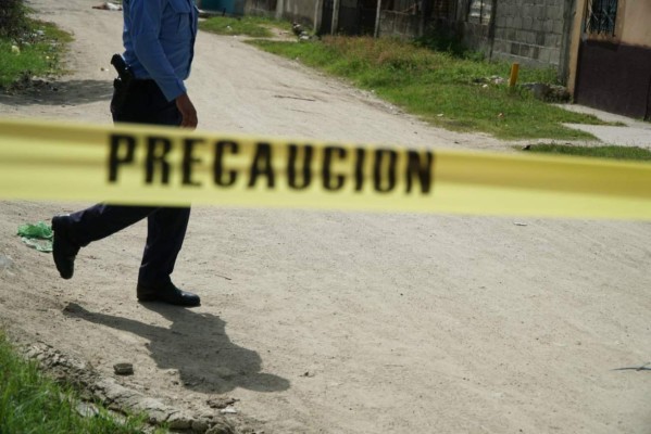 Encuentran cuerpo encostalado en la carretera hacia occidente