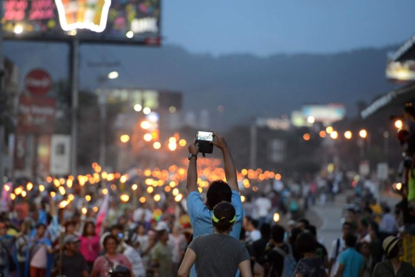 Guatemaltecos se apuntan a la marcha de las antorchas