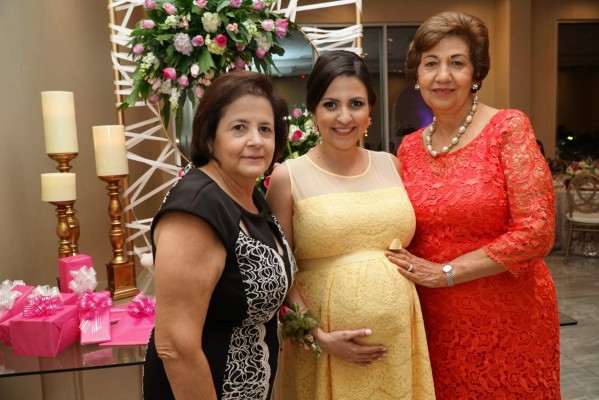 Fiesta maternal para Alejandra Rápalo de Kawas