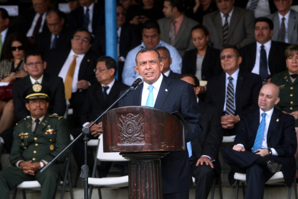 Presidente de Honduras vuelve a culpar a la 'maldita burocracia”