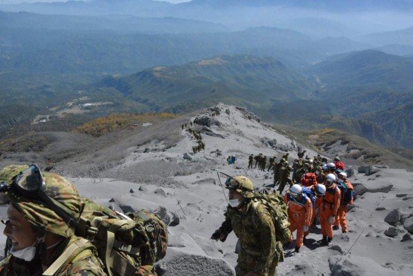 Aumenta a 36 el número de muertos por erupción en Japón