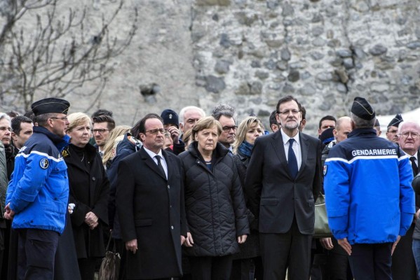 Hollande, Rajoy y Merkel visitan la zona del accidente aéreo