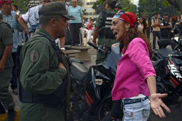 Venezuela despliega tropas con armas largas en calles de alcaldía opositora