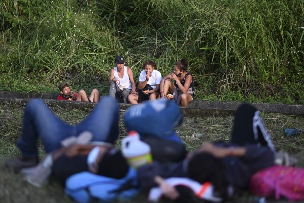 En custodia de Guatemala menores hondureños que viajaban en caravana migrante