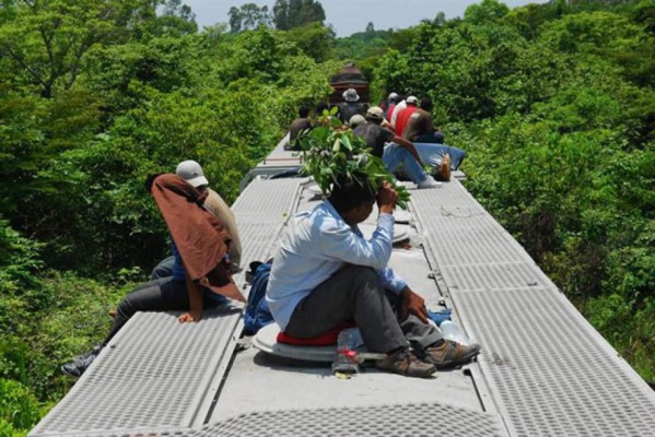 Centenares de personas viajan a diario a bordo del tren conocido como 'La Bestia'.