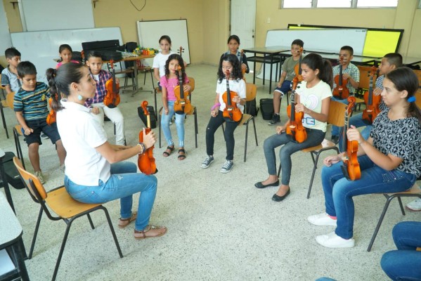 Maestra de música formada en EEUU enseña a niños de escasos recursos