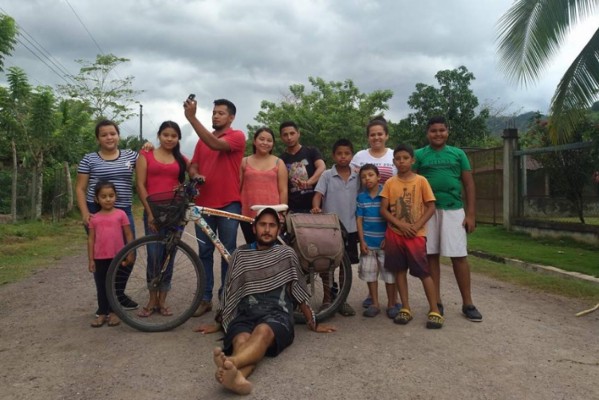 Los momentos mágicos de Tabare junto a su bicicleta 'América' en Honduras