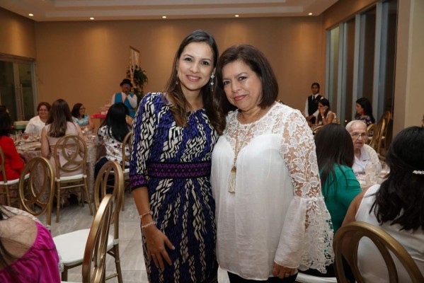 Fiesta maternal para Alejandra Rápalo de Kawas